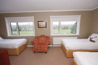 Отели типа «постель и завтрак» Lios Na Manach Farmhouse B&B Килларни Семейный номер с видом на сад-4