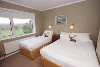 Отели типа «постель и завтрак» Lios Na Manach Farmhouse B&B Килларни Трехместный номер с 1 двуспальной кроватью и 1 односпальной кроватью-3